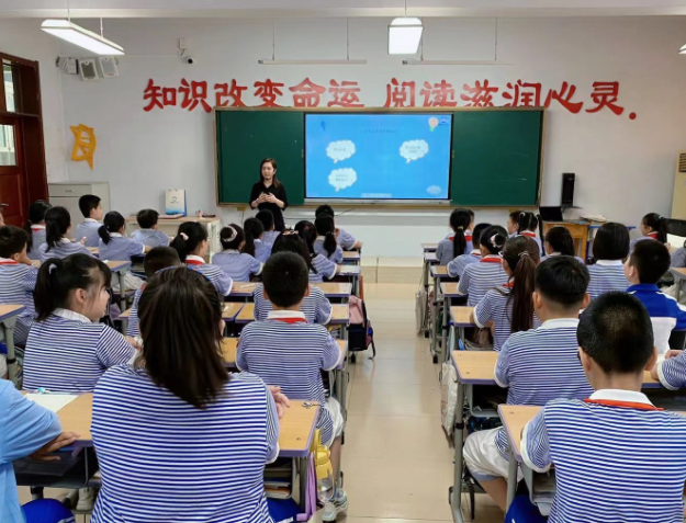 加强学生心理健康教育既要在面上“织布”又要在点上“绣花”