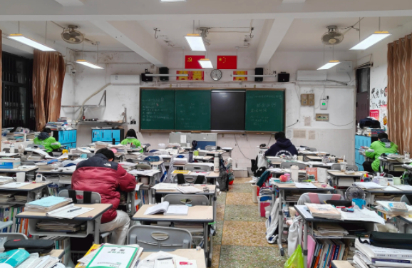 考核点评机制铸造高素质专业化教师队伍为品质建造注入教育动